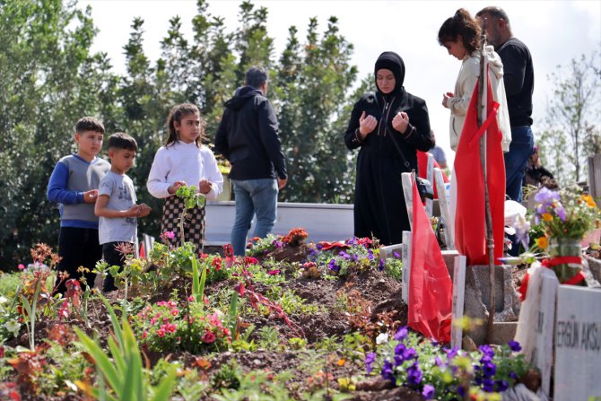Osmaniye'de bayram arifesinde şehitlik ve mezarlıklar ziyaret edildi