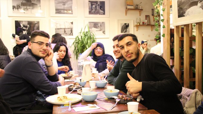 Paris'te ailelerinden uzaktaki Müslüman öğrenciler iftarda buluştu