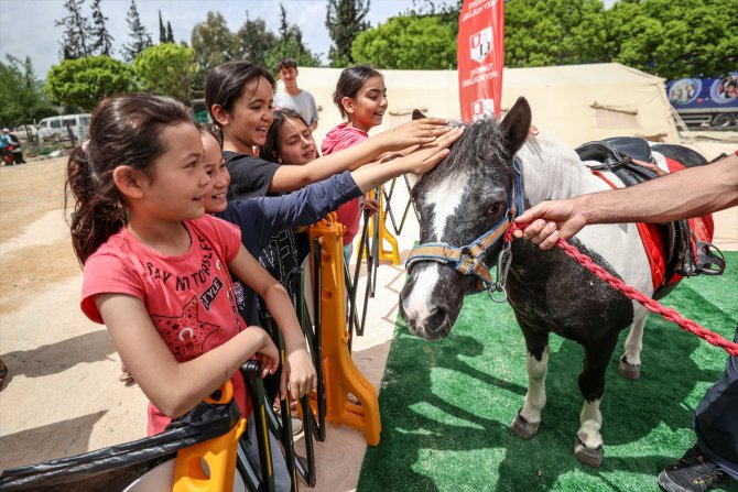 Pony atlar çadır kentin çocuklarına moral oluyor