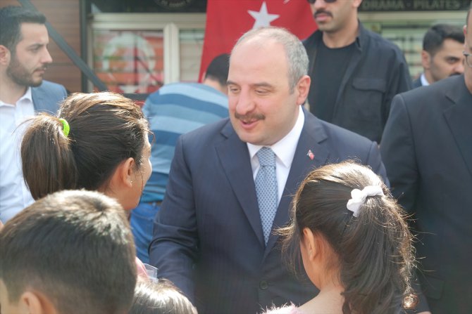 Sanayi ve Teknoloji Bakanı Varank, Bursa'da misafir edilen depremzedelerle bayramlaştı: