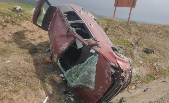 Sivas'ta devrilen otomobildeki 5 kişi yaralandı