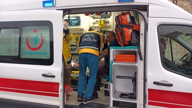 Sivas'ta midibüsün devrilmesi sonucu 10 kişi yaralandı