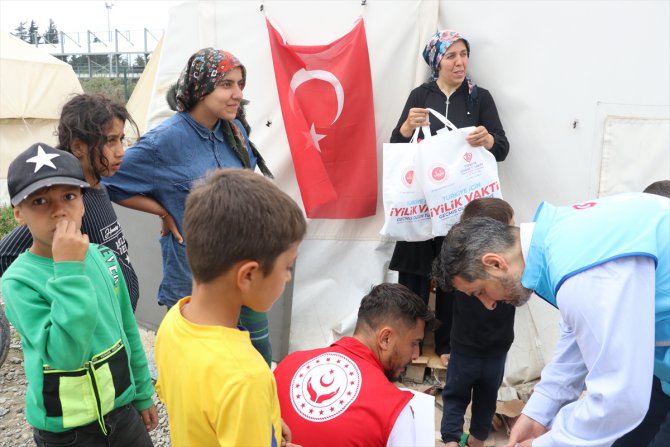Türkiye Diyanet Vakfının "İyilik Vakti" kampanyasıyla 17 bin çocuğa bayramlık