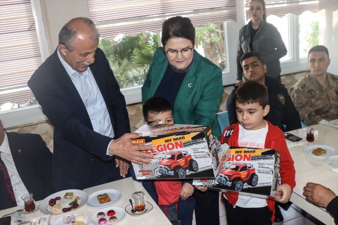 Aile ve Sosyal Hizmetler Bakanı Yanık, Osmaniye'de vatandaşlarla bayramlaştı:
