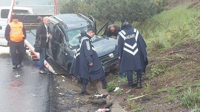 Anadolu Otoyolu'nda devrilen otomobildeki 3 kişi ağır yaralandı