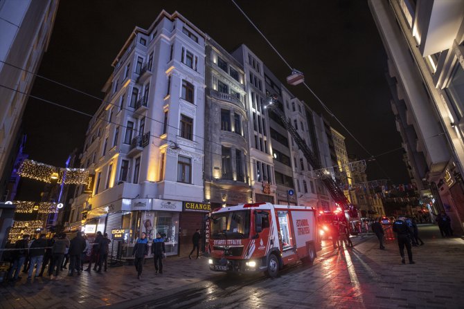Beyoğlu'nda otel inşaatında çıkan yangın söndürüldü