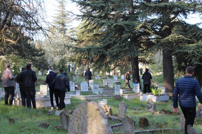 Bilecik'te bayramda birlikte mezarlık ziyareti geleneği yaşatıldı