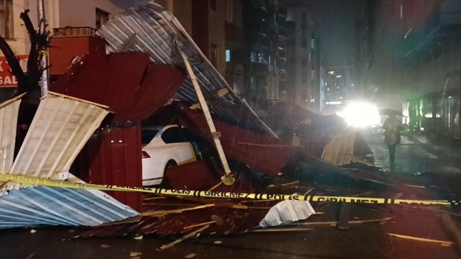 Bitlis'te fırtınadan uçan çatı parçaları araçlara zarar verdi