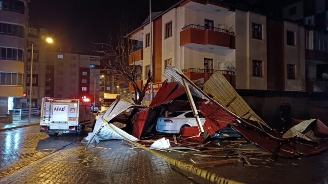 Bitlis'te fırtınadan uçan çatı parçaları araçlara zarar verdi