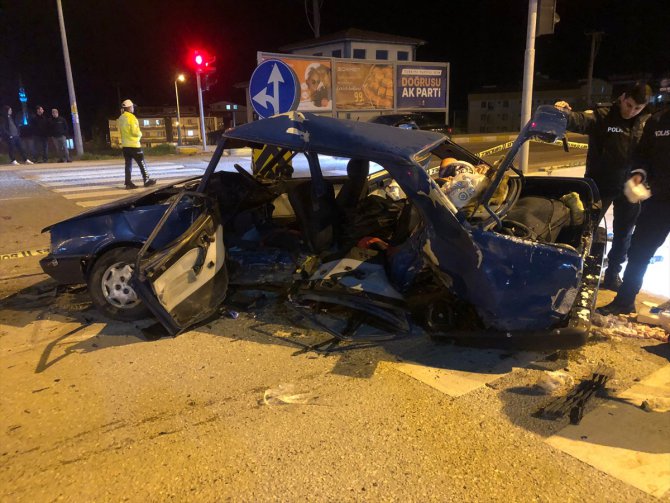 GÜNCELLEME - Çankırı'da iki otomobil çarpıştı, 1 kişi öldü, 1'i ağır 5 kişi yaralandı