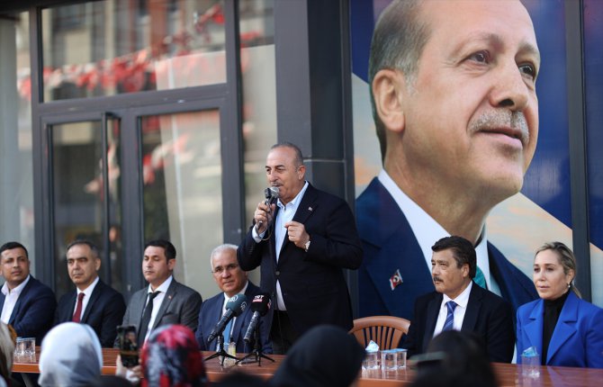 Dışişleri Bakanı Çavuşoğlu, Antalya'da vatandaşlarla bayramlaştı: