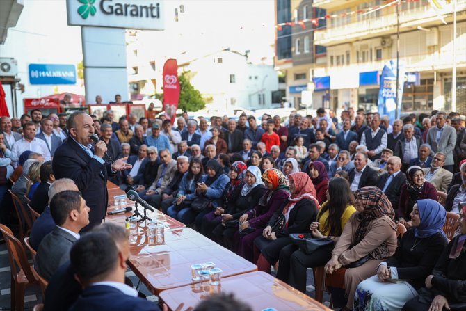 Dışişleri Bakanı Çavuşoğlu, Antalya'da vatandaşlarla bayramlaştı: