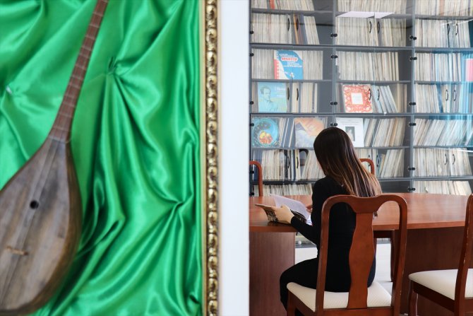 Kazakistan'ın en zengin arşivine sahip kütüphanesi 1,5 milyon eseri tek tek dijital ortama aktarıyor
