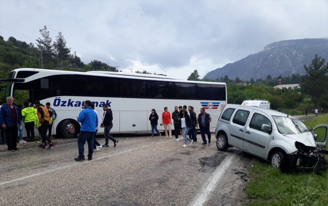 Mersin'de yolcu otobüsüyle çarpışan hafif ticari araçtaki 4 kişi yaralandı