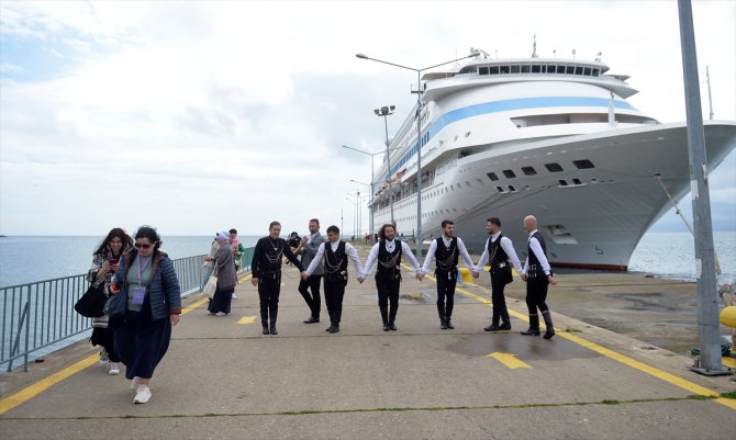 Panama bandıralı kruvaziyer "Astoria Grande" 522 yolcusuyla Sinop'a geldi