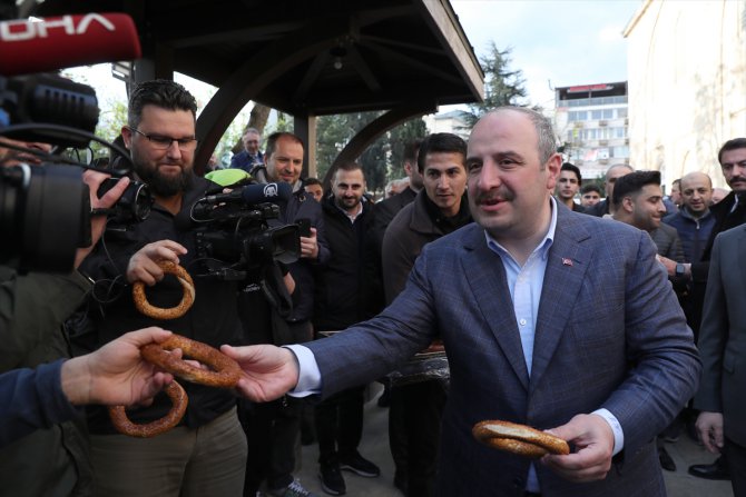 Sanayi ve Teknoloji Bakanı Varank, Bursa'da vatandaşlarla bayramlaştı: