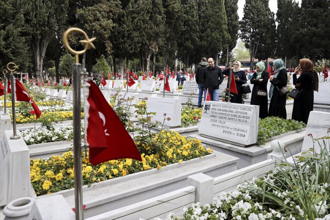 Şehit aileleri bayramın ilk gününde Edirnekapı Şehitliği'ni ziyaret etti