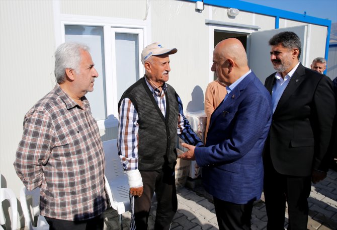 Tarım ve Orman Bakanı Kirişci, depremzede vatandaşlarla bayramlaştı