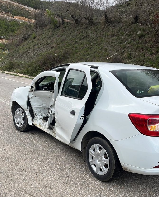 Tokat'ta kamyonet ile otomobil çarpıştı, 4 kişi yaralandı