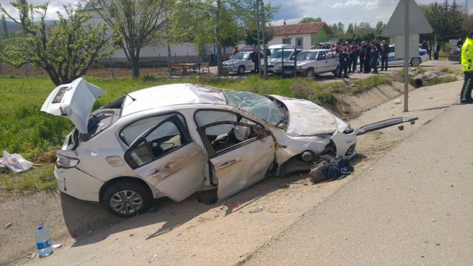 Tokat'ta park halindeki araca çarpan otomobildeki 4 kişi yaralandı