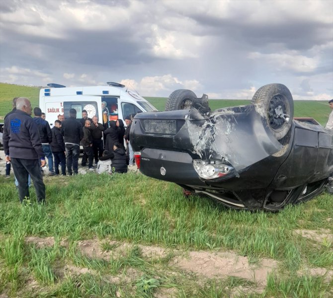 Aksaray'da ehliyetsiz sürücünün kullandığı otomobil tarlaya devrildi 5 çocuk yaralandı