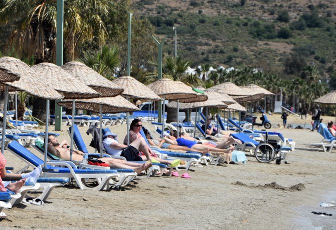 Antalya ve Muğla sahillerinde bayram tatili yoğunluğu yaşanıyor