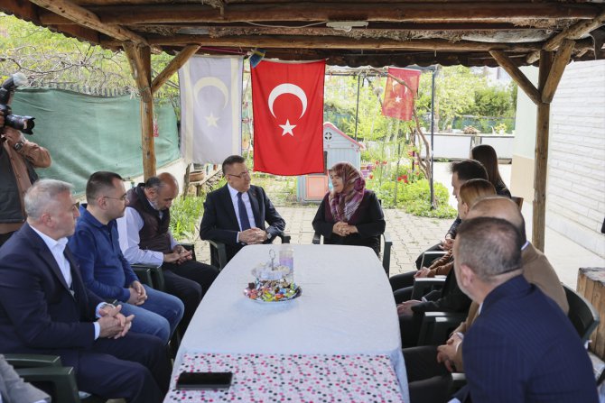 Cumhurbaşkanı Yardımcısı Oktay, şehit ailesine ve özel harekat polislerine bayram ziyaretinde bulundu