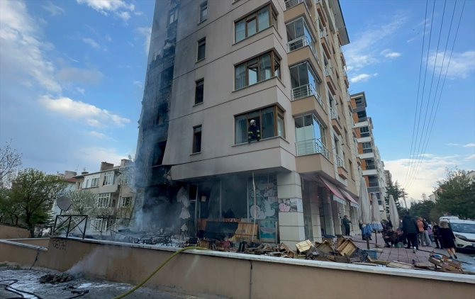 Eskişehir'de apartmanın giriş kısmında çıkan yangın hasara neden oldu