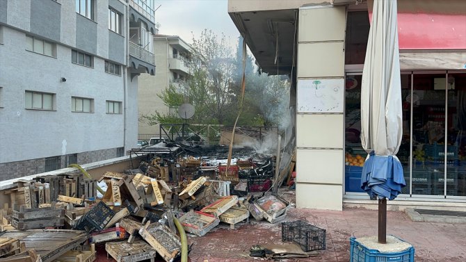 Eskişehir'de apartmanın giriş kısmında çıkan yangın hasara neden oldu