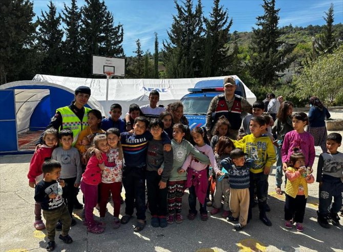 Hatay'da jandarma ekipleri depremzede çocuklara bayramlık ve oyuncak dağıttı