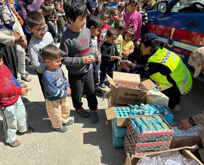 Hatay'da jandarma ekipleri depremzede çocuklara bayramlık ve oyuncak dağıttı