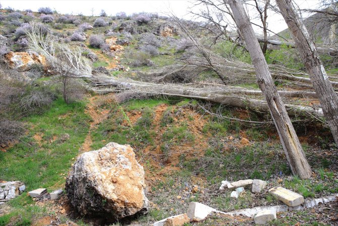 Kahramanmaraş'ta depremlerde oluşan uzun ve derin yarıklar arazilere de zarar verdi