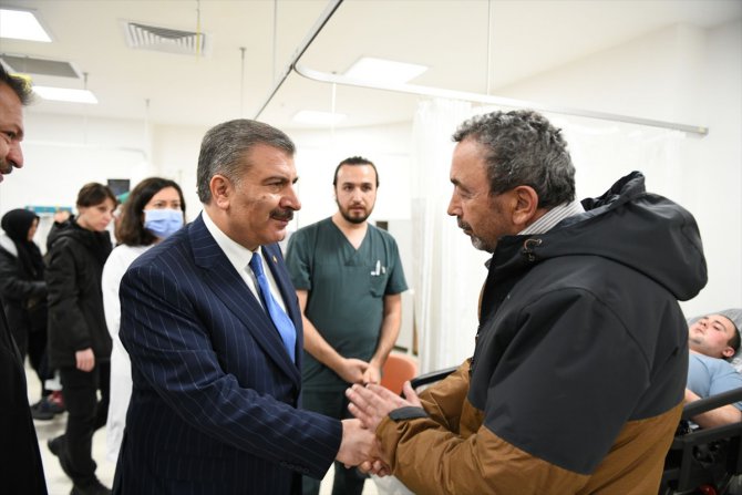 Sağlık Bakanı Koca'dan İstanbul'daki hastanelere bayram ziyareti
