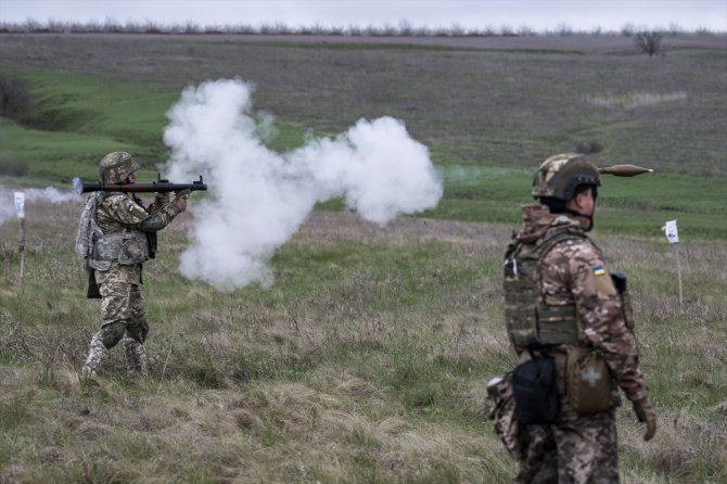 Ukraynalı askerler cepheye yakın bölgelerde ağır silahlarla eğitimden geçiyor
