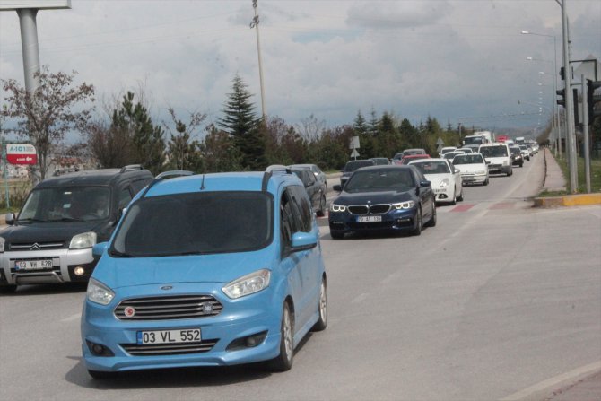 Afyonkarahisar'da bayram dönüşü trafik yoğunluğu yaşandı