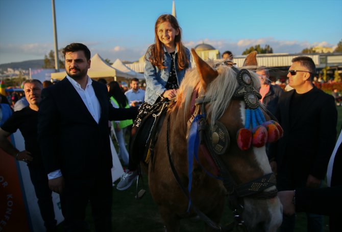 AK Parti'li İnan İzmir'de çocukların 23 Nisan sevincine ortak oldu