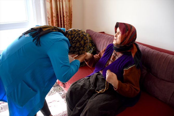 Aksaray'da "vefa" ekibi, yaşlı ve engellilerin evinin temizliğini yapıyor