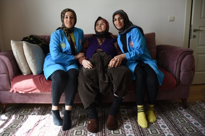Aksaray'da "vefa" ekibi, yaşlı ve engellilerin evinin temizliğini yapıyor
