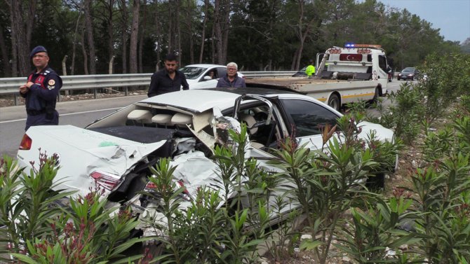 Antalya'da midibüs ile çarpışan otomobildeki 4 kişi yaralandı