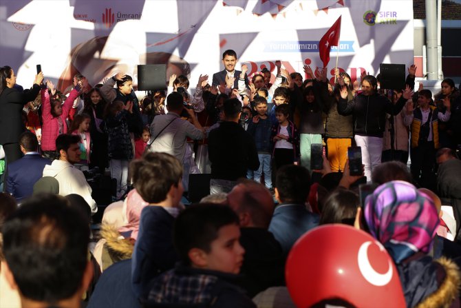Bakan Kurum, İstanbul'da çocuk ve gençlerle bir araya geldi: