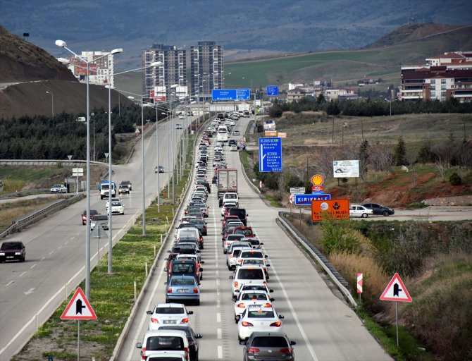 Bayram tatilinin son gününde "kilit kavşak" Kırıkkale'de trafik yoğunluğu devam ediyor