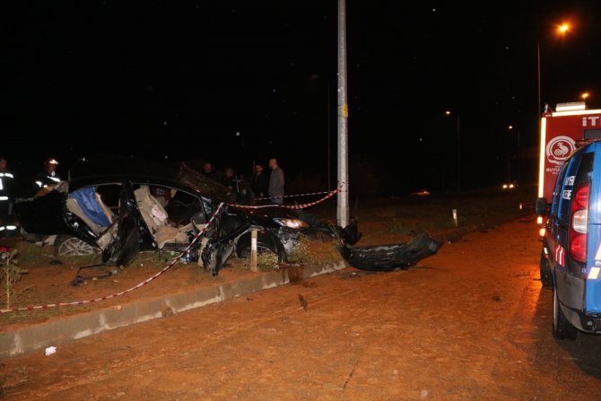 Denizli'de otomobili ile minibüsün çarpıştığı kazada 4 kişi öldü, 3 kişi yaralandı