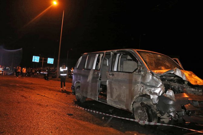 Denizli'de otomobili ile minibüsün çarpıştığı kazada 4 kişi öldü, 3 kişi yaralandı