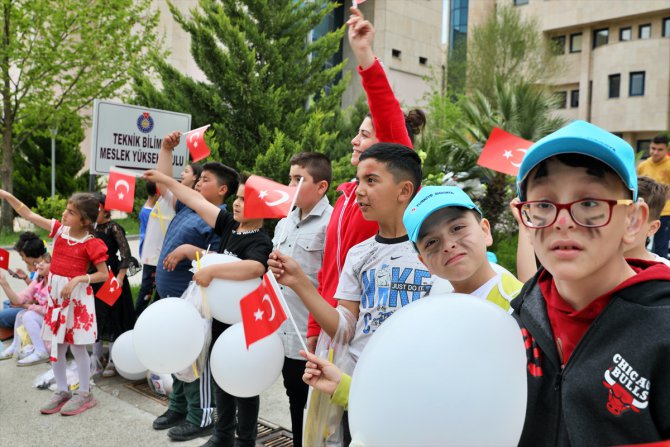 Depremzede çocuklar, Kızılay Mobil Çocuk Dostu Alan Tırı’nda çifte bayram yaşadı