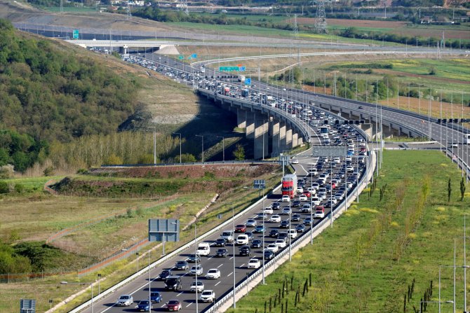 Kuzey Marmara ve Anadolu otoyollarının Kocaeli kesiminde tatil dönüşü trafiği