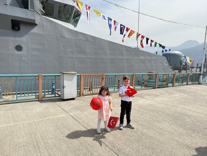İskenderun Limanı'na demirleyen savaş gemisi TCG Karpaz, 23 Nisan dolayısıyla ziyarete açıldı