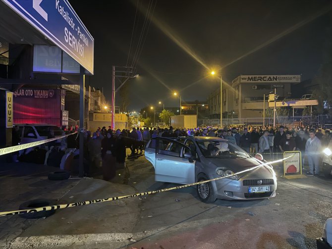 İzmir'de ehliyetsiz sürücünün kullandığı otomobilin çarptığı 1 kişi öldü, biri çocuk 2 kişi yaralandı