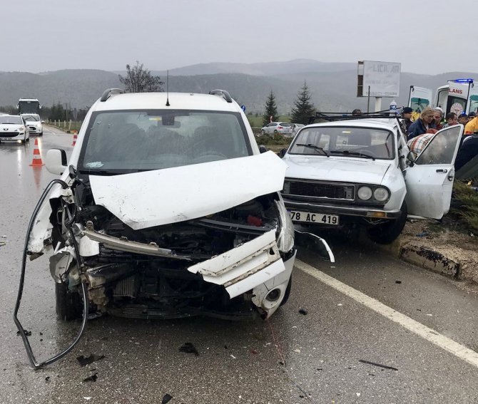 Karabük'te meydana gelen iki kazada 10 kişi yaralandı