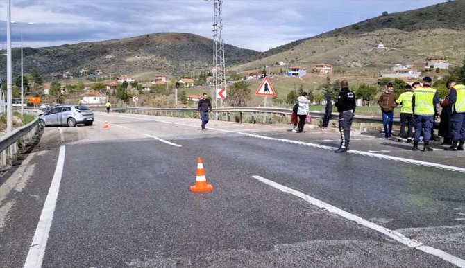 Kırıkkale'de otomobilin çarptığı trafik polisi yaralandı