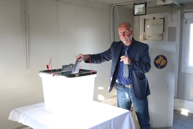 Kosova'nın kuzeyinde olağanüstü yerel seçimlerde oy kullanma işlemi başladı